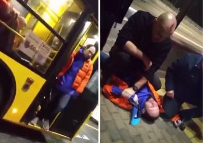 Конфликт из-за маски закончился побоищем в киевском троллейбусе: видео драки и подробности - politeka.net - Киев