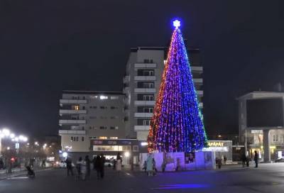 Праздник к нам приходит: в Луге засияла главная новогодняя елка - online47.ru - Луга