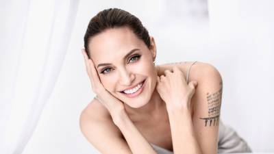 Анджелина Джоли - В белом платье с нежным макияжем: Анджелина Джоли потрясла роскошным видом – видео - 24tv.ua