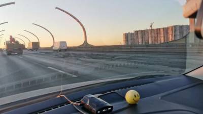 В Петербурге ЗСД залило жидким грунтом после аварии с грузовиком - piter.tv - Санкт-Петербург