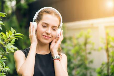 Почему слушать музыку не только приятно, но и полезно: какие песни снимают стресс - 24tv.ua