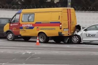 В Киеве такси на скорости врезалось в ГАЗель коммунальщиков: есть пострадавшие - newsone.ua - Киев - район Соломенский - Голосеевск