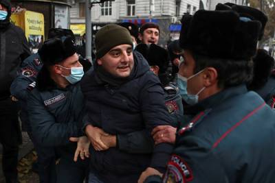 Никола Пашинян - Ишхан Сагателян - Армянская оппозиция призвала граждан прекратить протесты - lenta.ru - Ереван