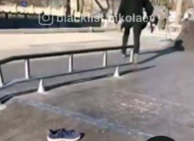 Житель Николаева открыл стрельбу по детям в скейт-парке: Видео - news.bigmir.net - Николаева - Николаев