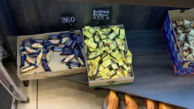 Продажа "из-под полы": в киевском магазине торговали контрабандными конфетами из РФ - dialog.ua - Москва - Киев - Казань