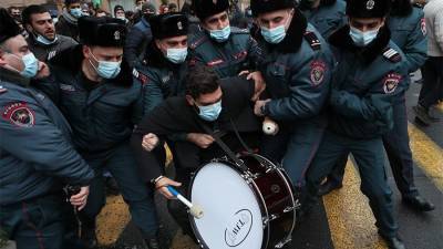 Никола Пашинян - Ишхан Сагателян - Полиция Еревана назвала число задержанных на акциях протеста - iz.ru - Ереван