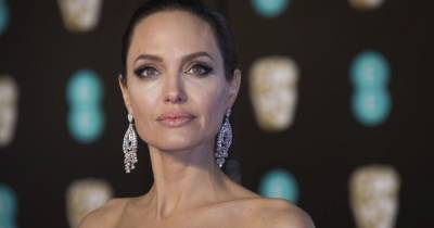 Анджелина Джоли - Питер Пэн - Анджелина Джоли в платье с разной высотой плеч рассказала, как женщинам уберечься от насилия - tsn.ua - Англия