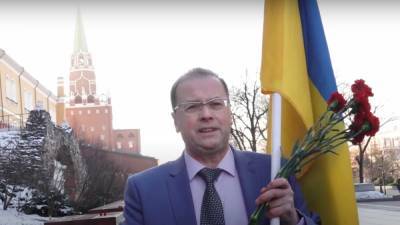 Россиянин с флагом Украины протестовал возле Кремля против Путина: видео - news.24tv.ua - Киев - Горловка
