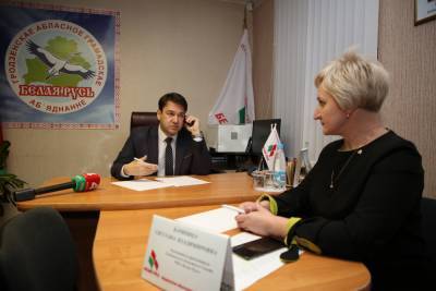 Виктор Пранюк - «Люди активно обращаются с вопросами и предложениями, касающимися изменения в Конституции». Прямую линию в общественной приемной провел заместитель председателя облисполкома Виктор Пранюк - grodnonews.by - Русь