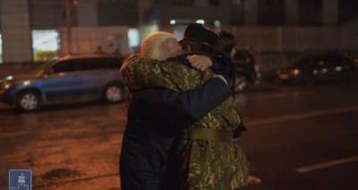 Группа солдат-срочников вернулась домой: кадры встречи с родителями - ru.armeniasputnik.am