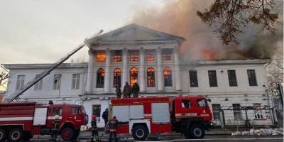 В Полтаве горит историческое здание, движение в центре перекрыто — фото, видео - nv.ua - Полтава - Гсчс