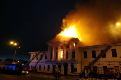 В центре Полтавы вспыхнуло историческое здание: пожарные больше пяти часов тушат пожар (фото, видео) - newsone.ua - Полтава