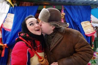 Россияне стали меньше целоваться - ВЦИОМ - aif.ru