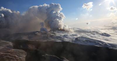 Потоки лавы и возможный обвал краев кратера: на Камчатке проснулся вулкан - tsn.ua
