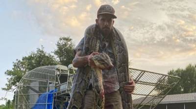 Во Флориде поймали 5-метрового питона, который укусил ловца во время борьбы - usa.one - шт.Флорида