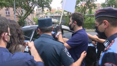 Рубен Меликян - В Армении более 20 человек были задержаны за пикеты с требованием снять запрет на проведение мирных акций - theins.ru - Армения