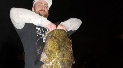 В США рыбак выловил гигантского сома, который размером с человека (фото) - usa.one - США - шт.Пенсильвания