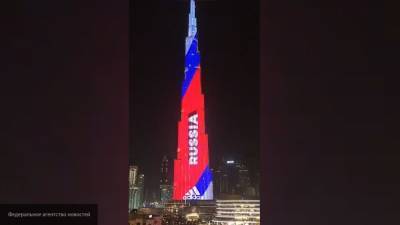 Самый высокий небоскреб в мире окрасился в цвета триколора в день России - newinform.com - Россия - Эмираты - Дубаи