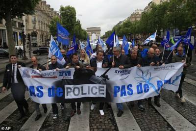 Кристоф Кастанер - Джордж Флойд - Полицейские с файерами вышли на митинг в Париже: фото, видео - 24tv.ua - США - Париж - Протесты