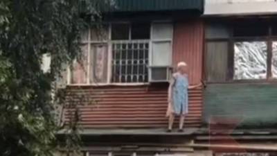 Не для слабонервных: бабушка устроила экстремальную уборку на балконе — видео - 5-tv.ru - Краснодар