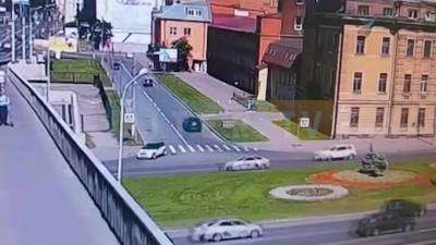 На Выборгской набережной внедорожник "подбил" мотоциклиста - piter.tv - Петербург