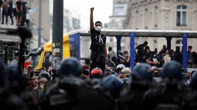 В Париже произошли столкновения между полицейскими и демонстрантами - russian.rt.com - Париж