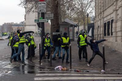 В Париже произошли столкновения между правоохранителями и участниками манифестации против расизма - news-front.info - Франция - Париж