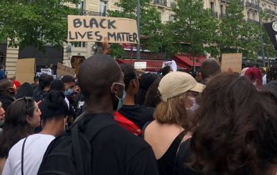 Адам Траоре - Во Франции произошли столкновения с силовиками на акции против расизма - rbc.ua - Франция - Париж