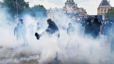 Джордж Флойд - В Париже на акции против расизма задержали 26 человек - gazeta.ru - США - Париж