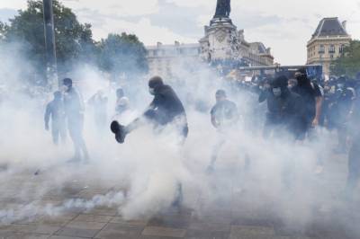 Адам Траоре - Джордж Флойд - В Париже акция против расизма переросла в столкновения с полицией: видео - bykvu.com - Париж