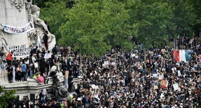 Джордж Флойд - Камни, драки и слезоточивый газ: в Париже тысячи людей вышли на митинг против расизма - 24tv.ua - США - Франция - Париж - Протесты