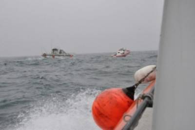 На Камчатке приостановлены поиски экипажа перевернувшегося катера - aif.ru - Россия