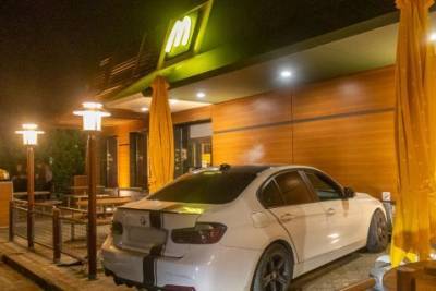 В Днепре BMW влетел на летнюю площадку McDonalds и врезался в здание ресторана - mignews.com.ua - Днепр