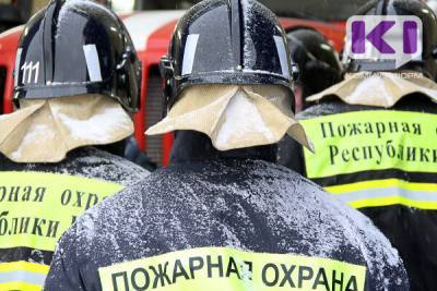 В Ухте огонь уничтожил хозпостройку, автомобиль и повредил два гаража - komiinform.ru - респ. Коми - Ухта