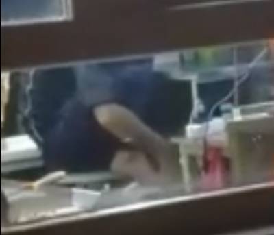 «Моет ноги на рабочем столе»: жители Башкирии поделились видео из киоска с шаурмой - news102.ru - Башкирия