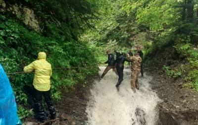 Из-за наводнения в Карпатах застряли более 20 туристов, их спасали всю ночь - rbc.ua - Ивано-Франковская обл.