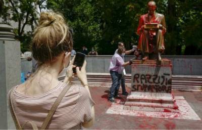 Европу охватили демонстрации против расизма: в Милане изуродовали статую известного журналиста - enovosty.com - Италия - Эритрея