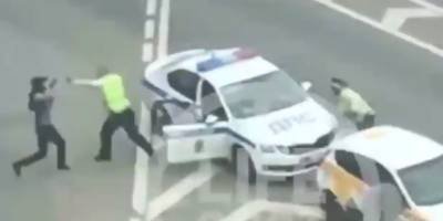 Андрей Стрижов - Появилось видео перестрелки таксиста с полицейскими в Москве - ruposters.ru - Москва