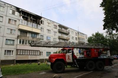 Артем Баранов - 10 человек и двух котов вывели из-за горящей квартиры в Пскове - mk-pskov.ru - Псков