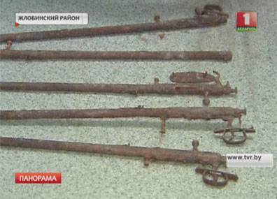 Житель Жлобина обнаружил в земле на своем дачном участке остатки 22 винтовок - tvr.by - район Жлобинский