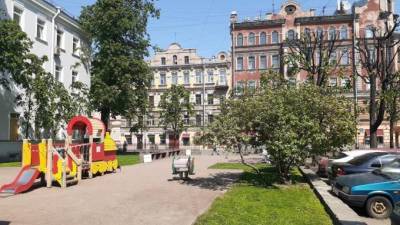 Сквер на углу Некрасова и Маяковского привели в порядок после жалоб местных жителей - piter.tv - Санкт-Петербург