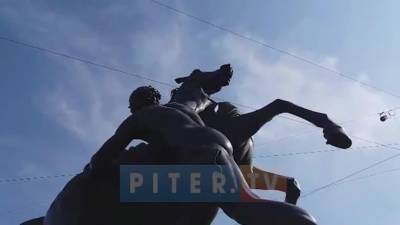 Поводья у скульптуры коней на Аничковом мосту разорвали "предыдущие" вандалы - piter.tv