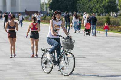 Столичных велосипедистов призвали надевать маски и перчатки во время прогулок - vm.ru - Москва