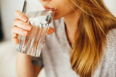 Ученые рассказали, какую пользу приносит употребление стакана воды натощак - vm.ru
