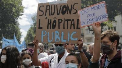 Эммануэль Макрон - Во Франции на митинги вышли медики - eadaily.com - Франция - Париж