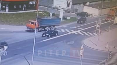 Видео: резкое торможение авто в Приморском районе привело к "грязному" ДТП - piter.tv - р-н Приморский - Камаз