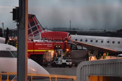 Вылетавший из аэропорта самолет столкнулся с другим лайнером и застрял под ним - lenta.ru - Санкт-Петербург - Шотландия