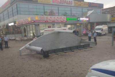 В Майкопе упавшая из-за ураганного ветра автобусная остановка насмерть придавила пенсионерку - argumenti.ru - Майкоп