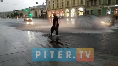 Машинам приходится плыть по Невскому и Витебскому проспектам - piter.tv - Санкт-Петербург