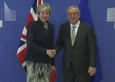 Тереза Мэй - Жан-Клод Юнкер - Премьер-министр Великобритании обсуждает с председателем Еврокомиссии вопросы Brexit - tvr.by - Англия